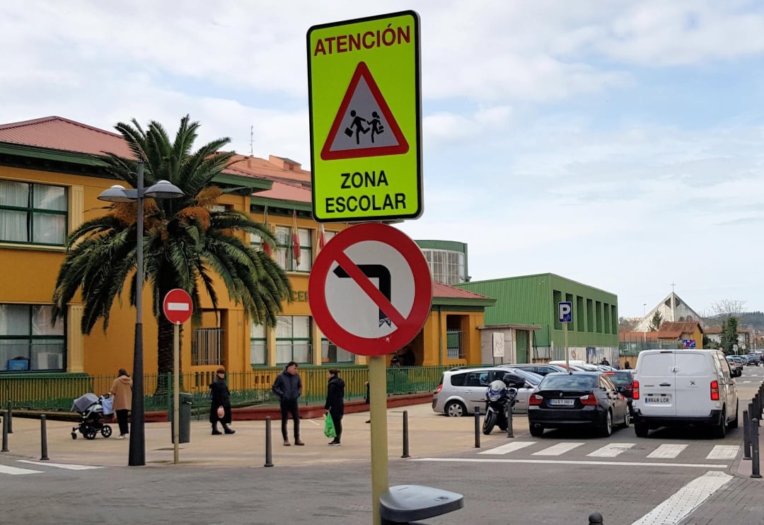 Señales limitadoras junto a un centro escolar