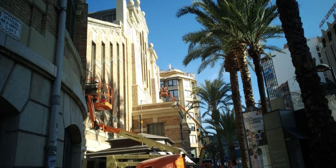 Trabajos en la fachada principal del Mercado Central