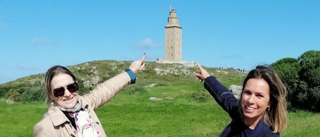 Marta Rivera y Mónica Martínez señalan a la Torre de Hércules