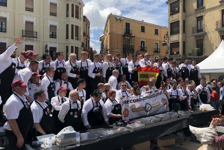 Los cortadores posan una vez conseguido el récord