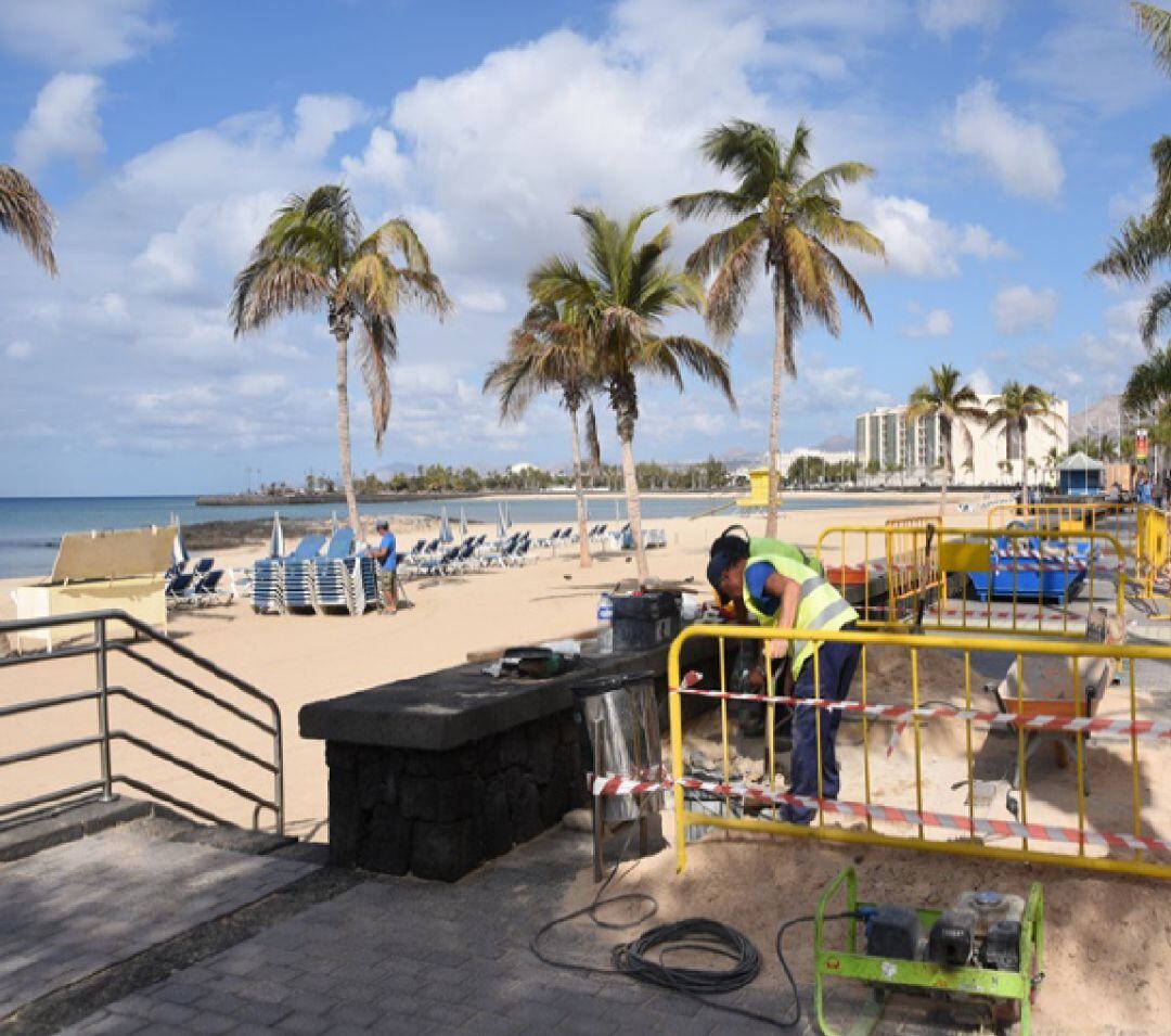 Operarios trabajando en Arrecife.