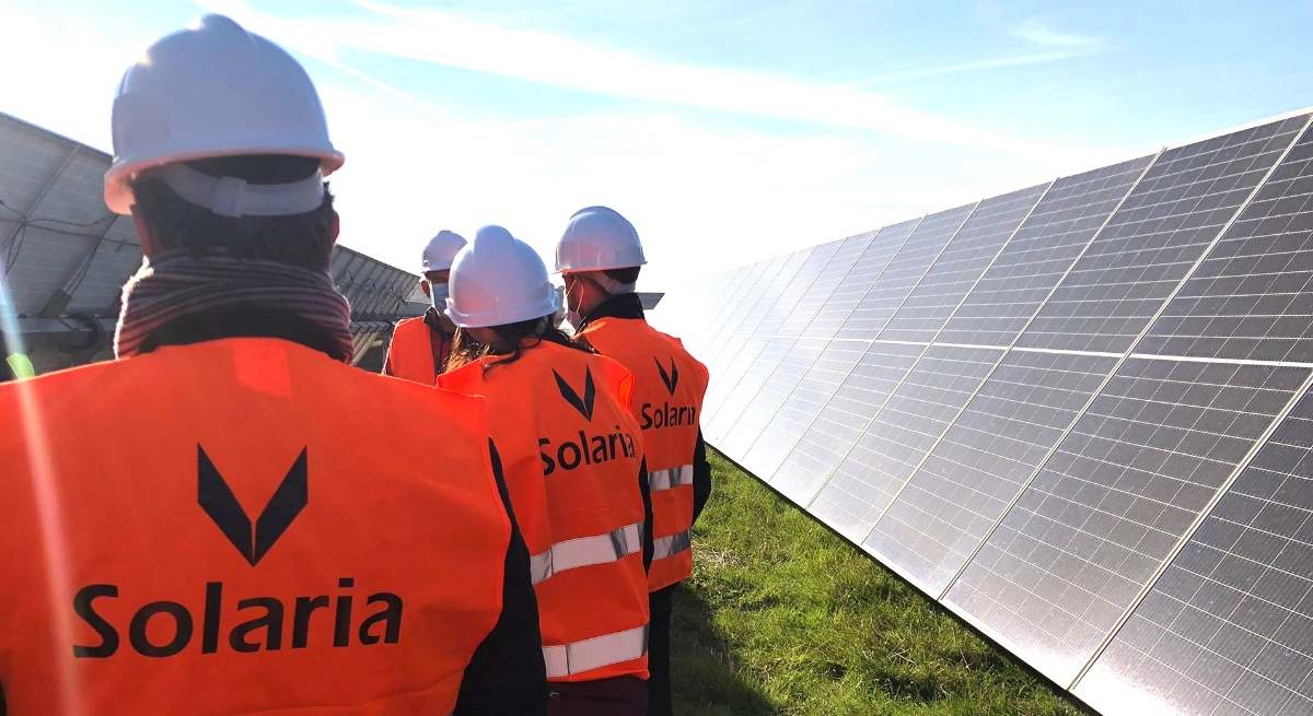 Técnicos en una planta fotovoltaica