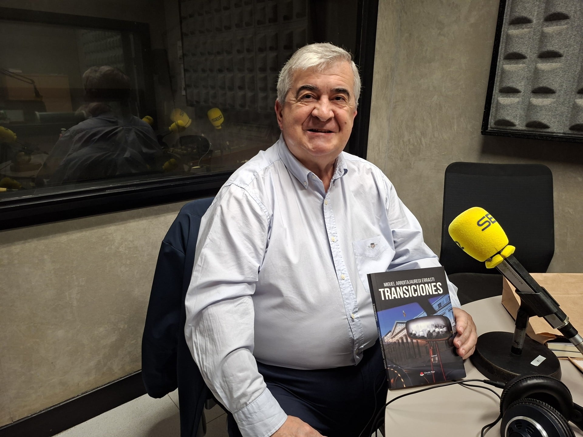 Miguel Arroitajauregi posa con "Transiciones", su segunda novela