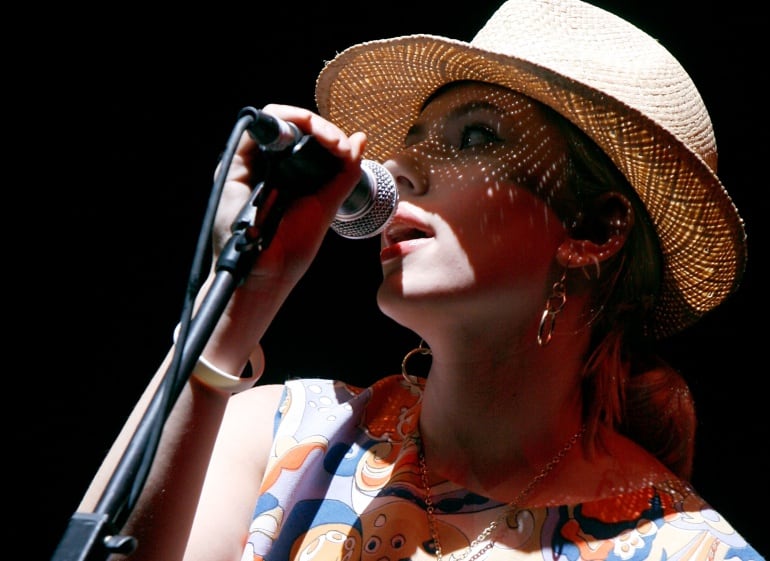 Scarlett Johansson durante una actuación en el Festival Coachella 2007 acompañando a The Jesus and Mary Chain