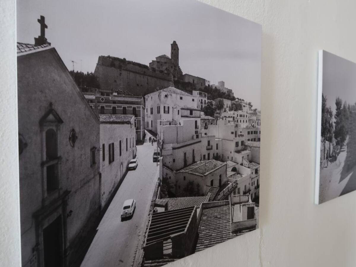 El refectrio del Ayuntamiento de Ibiza acoge la muestra 'Dalt Vila 1972-1973'