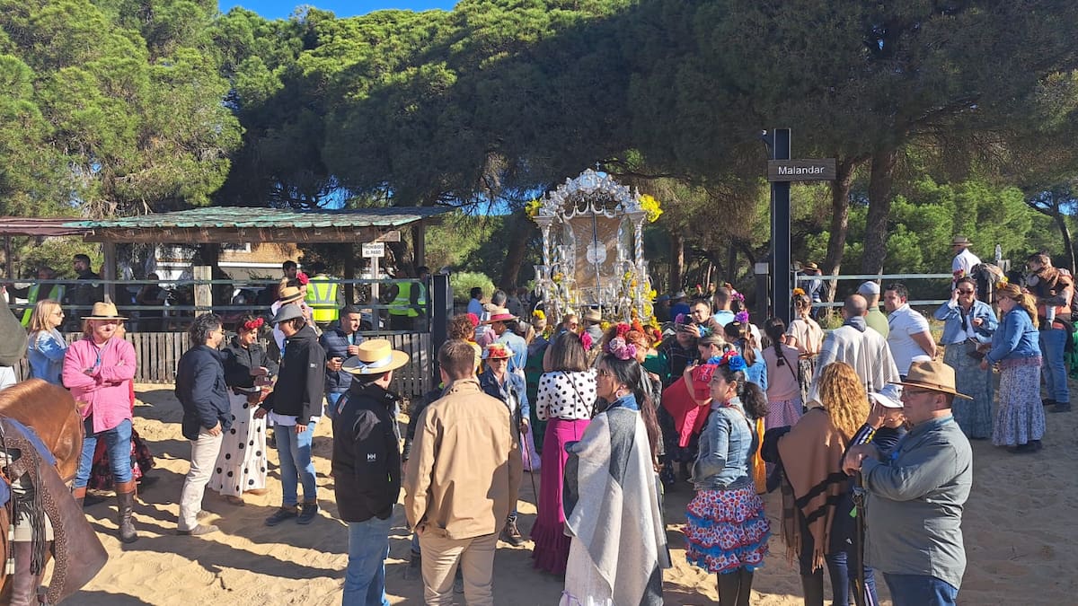 Los rocieros de La Línea y San Roque caminan por Doñana