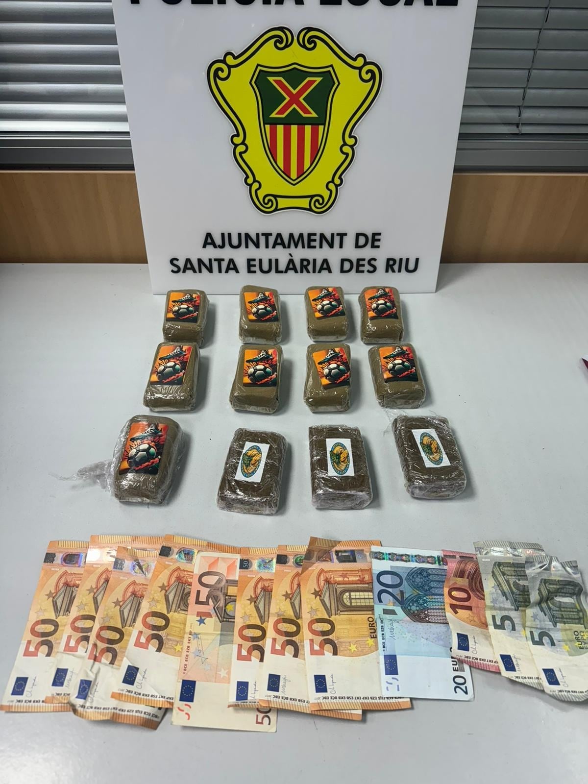 Imagen de la droga y el dinero intervenido