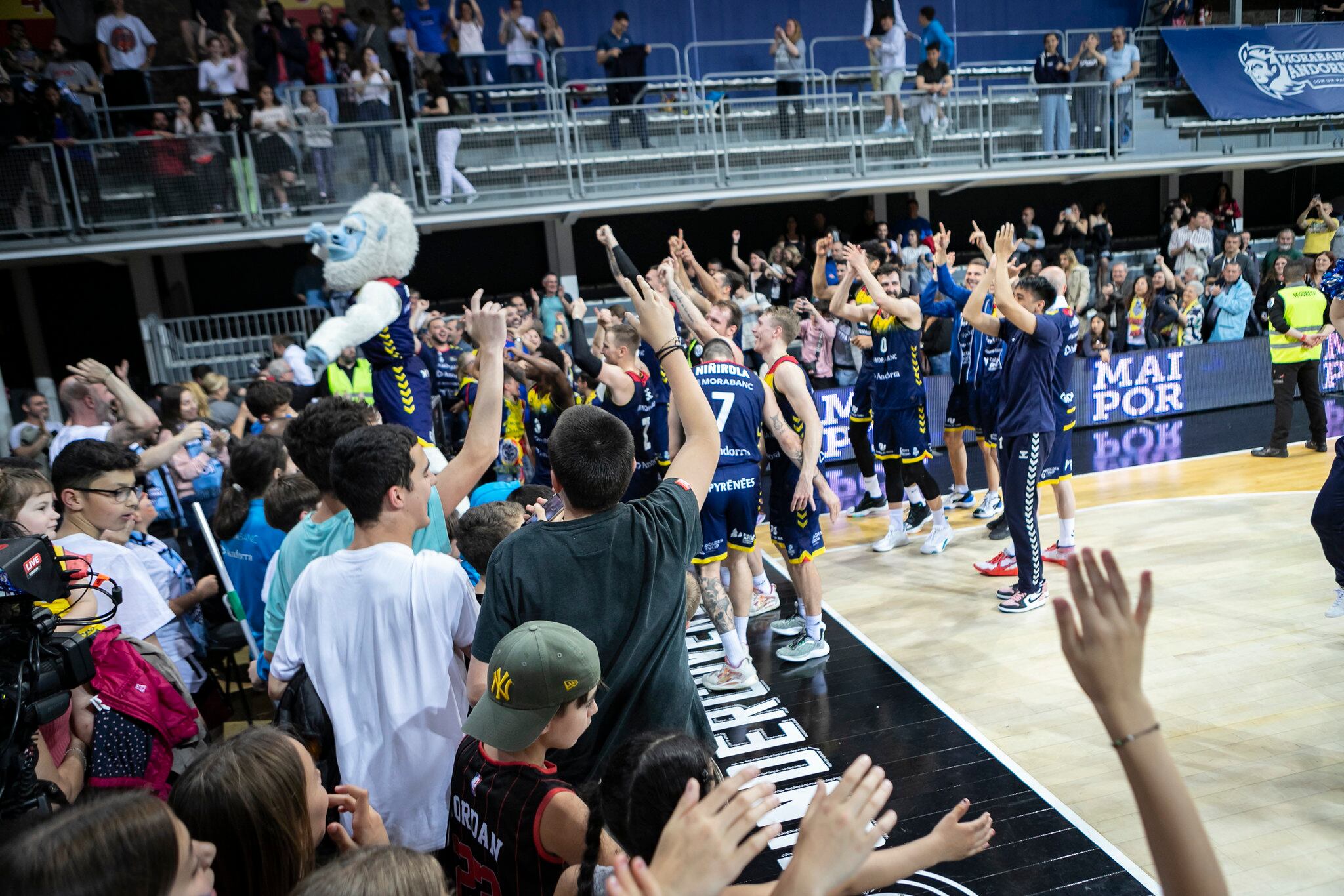 Els jugadors del MoraBanc Andorra celebren amb l'afició l'última victòria davant l'Alacant.