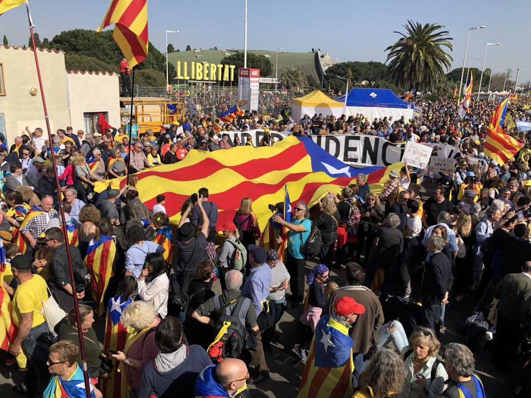 Miles de personas llenan el Parque de las Exposiciones de Perpiñán en el acto del Consejo por la República