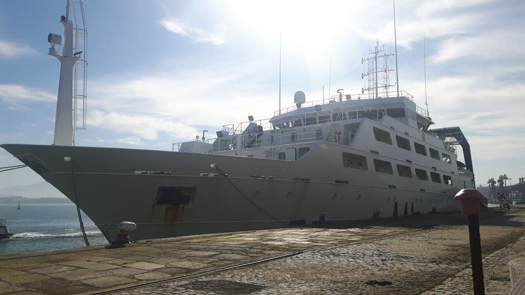 El Buque escuela Intermares en el Muelle Maliaño del Puerto de Santander.