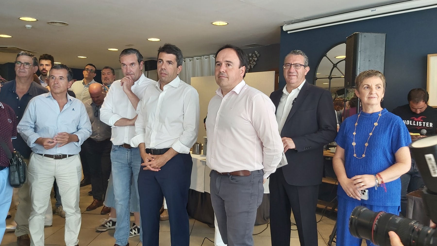 El president de la Generalitat, Carlos Mazón, en el centro de la imagen, a la espera de intervenir