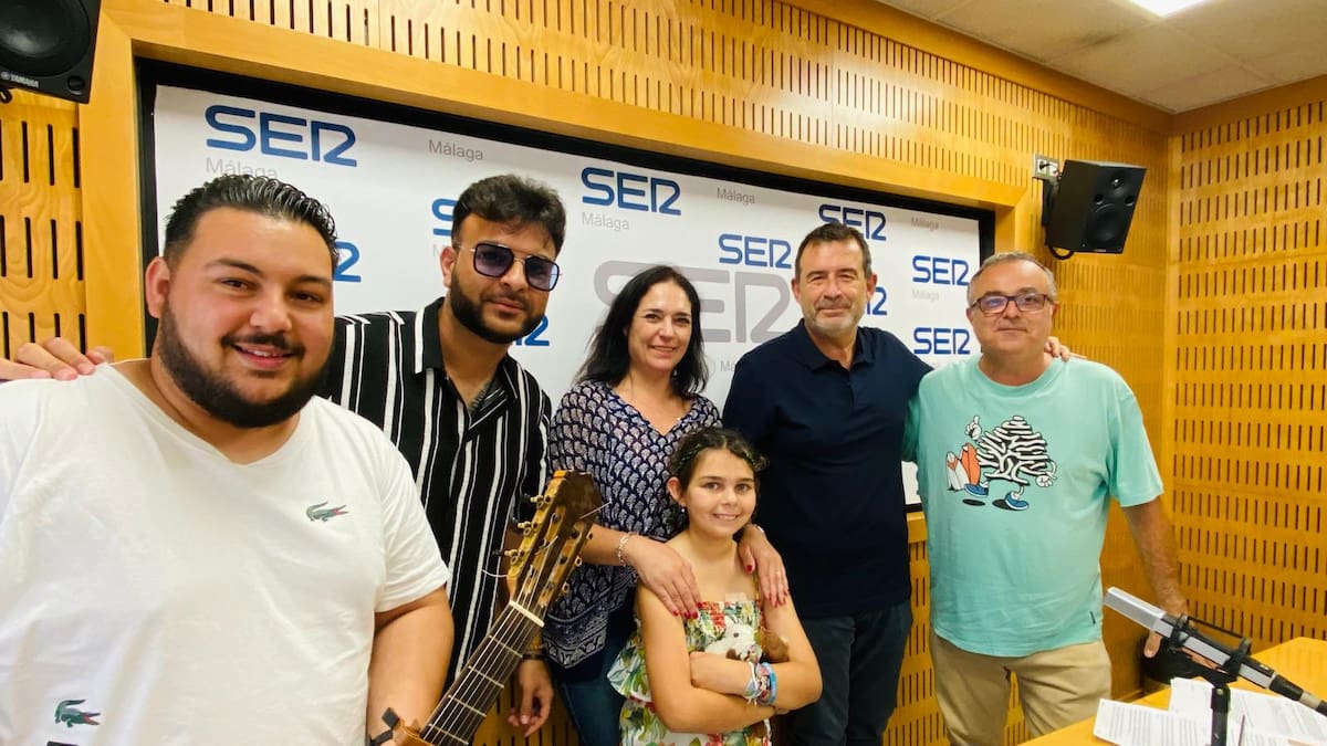 Los niños oncológicos del Materno que han hecho el Camino de Santiago y el artista Joselito Cortés hacen parada en la "Terracita" de la radio