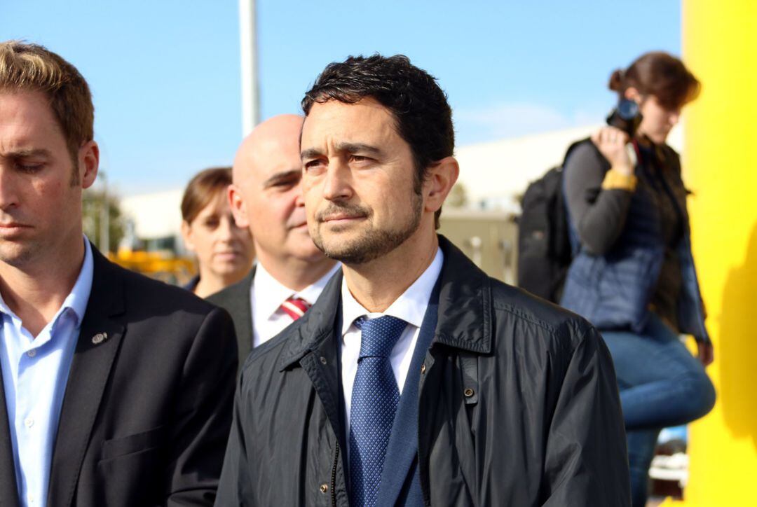 El conseller de Territori, Damià Calvet, durant la visita a la depuradora de Figueres