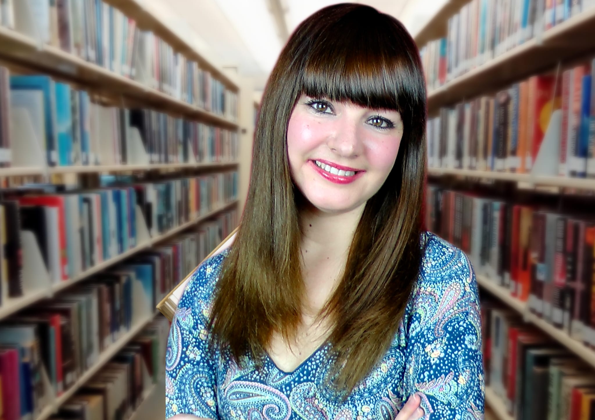 La autora Rosario Sabariego, en primer plano y un fondo de libros en una biblioteca.