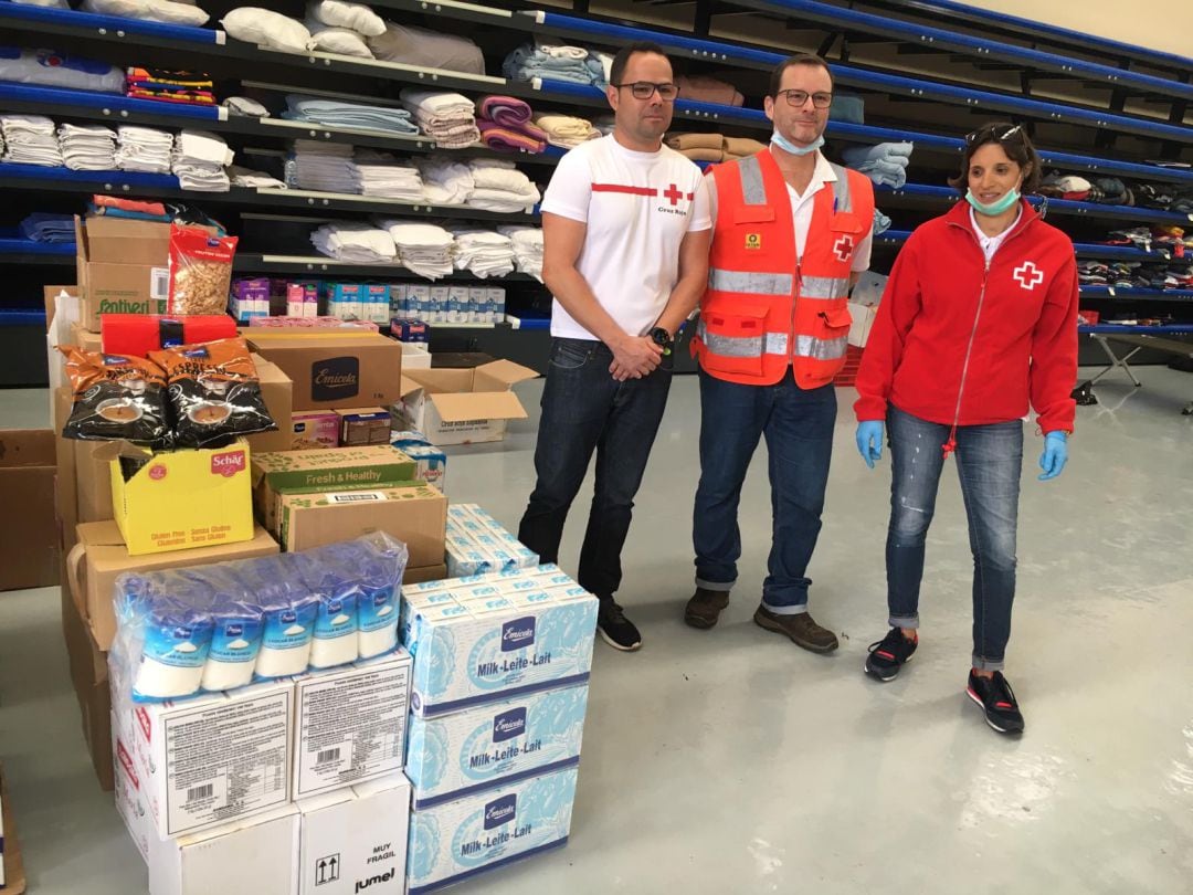 Miembros de Cruz Roja en Lanzarote junto a los productos donados por el CD Lomo.