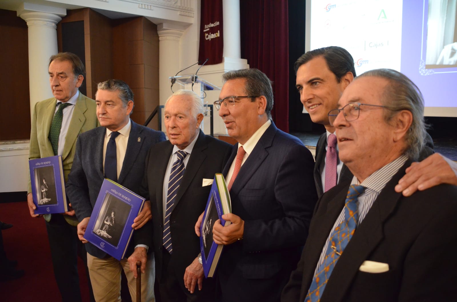 De izquierda a derecha, Manuel Ruiz Rojas, de la Fundación Caja Rural del Sur; Antonio Sanz, consejero de Presidencia de la Junta de Andalucía; el maestro Curro Romero, Antonio Pulido, presidente de la Fundación Cajasol; y los fotógrafos Joaquín y Agustín Arjona