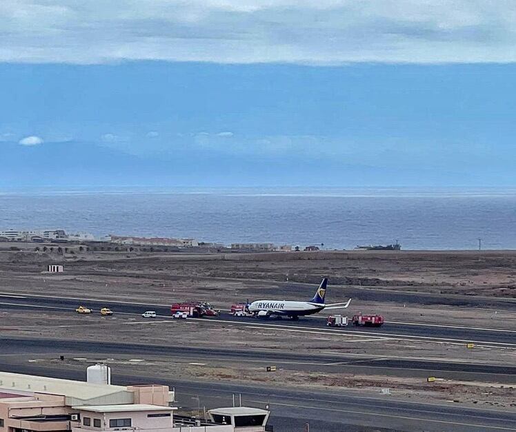 El vuelo de Ryanair bloqueando  la pista de Tenerife SUR
