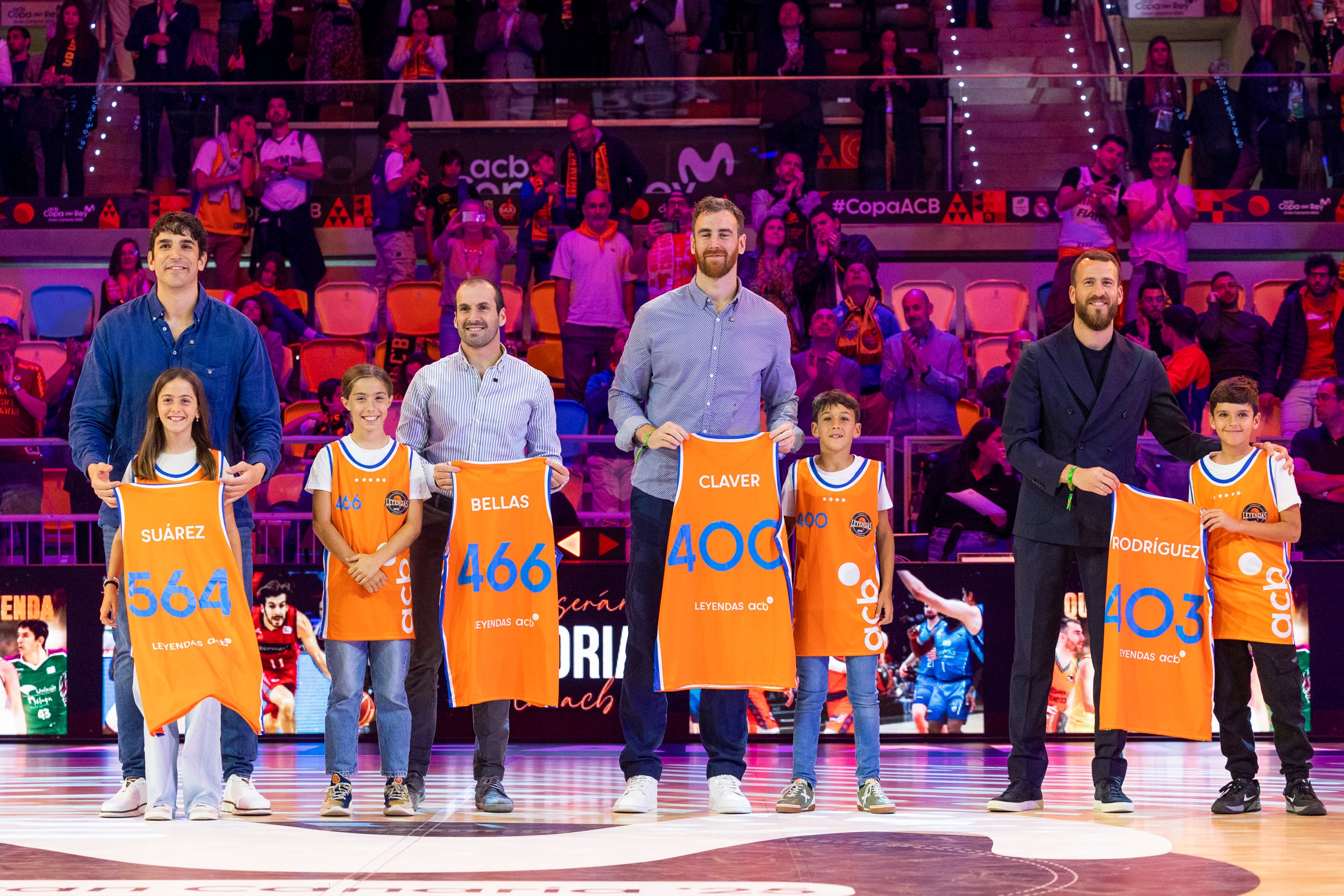 LAS PALMAS DE GRAN CANARIA, 14/02/2025.- El quinteto de leyenda, Sergio Rodríguez (d), Tomás Bellas (2i), Carlos Súarez (i) y Victor Claver (2d) en el homenaje que reciben durante el partido de cuartos de final de la Copa del Rey entre el Dreamland Gran Canaria y el Valencia Basket, este viernes en el Gran Canaria Arena de Las Palmas. EFE/ Quique Curbelo
