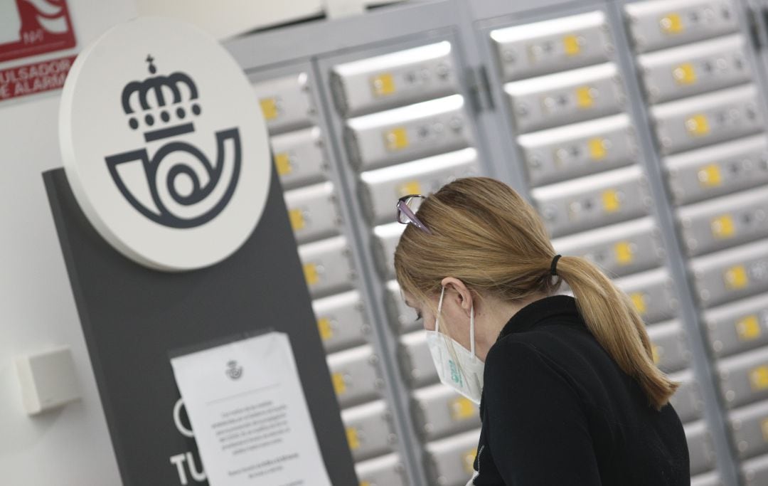 Una mujer en una oficina de Correos.