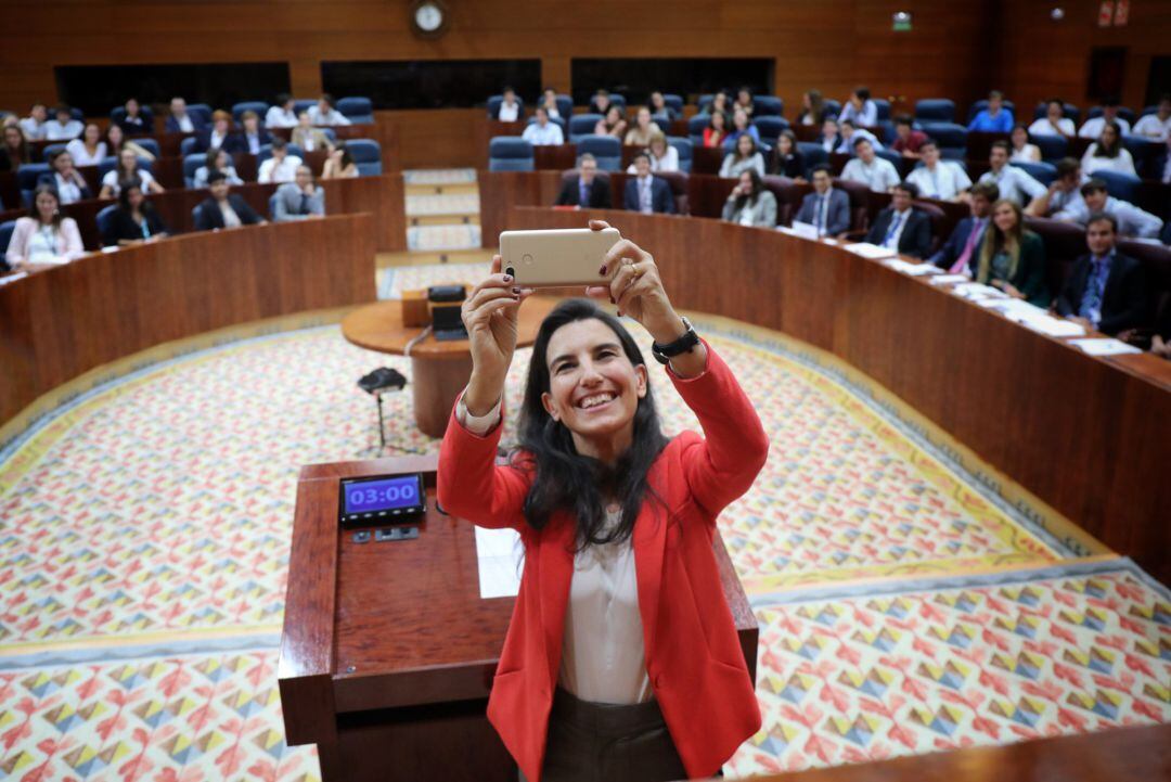 La portavoz en la Asamblea del Grupo Parlamentario Vox, Rocío Monasterio haciendo un &#039;selfie&#039;