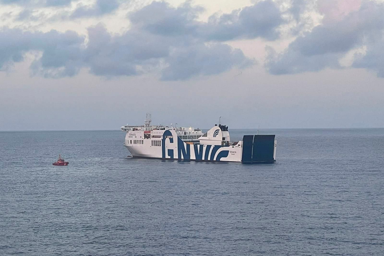 Vista del del ferry de pasaje TENACIA, en el que se ha producido un incendio en la sala de máquinas 53 millas al oeste del islote Dragonera.