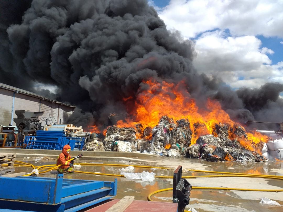 Los bomberos luchan contra el fuego en el incendio de una fábrica de recicaje de plástico en Pobla Llarga