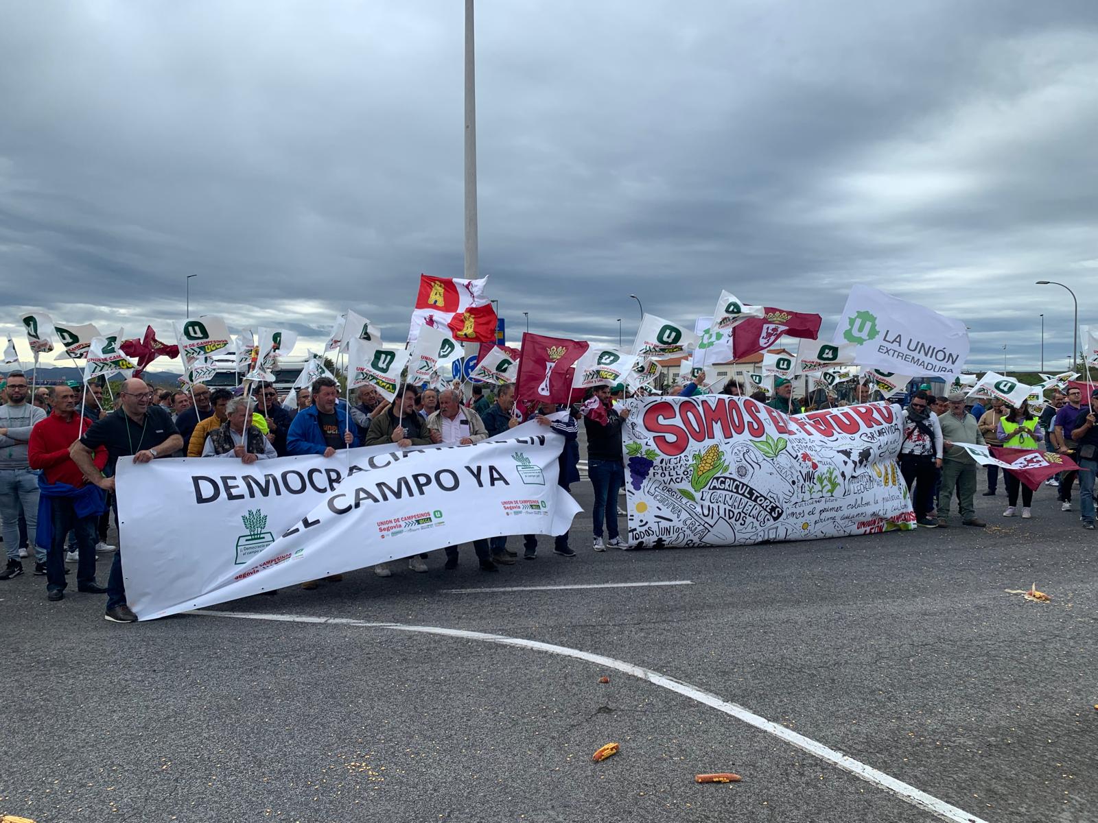 Concentración en el acceso al Puerto de Santander por parte de los agricultores | Edu Bermúdez