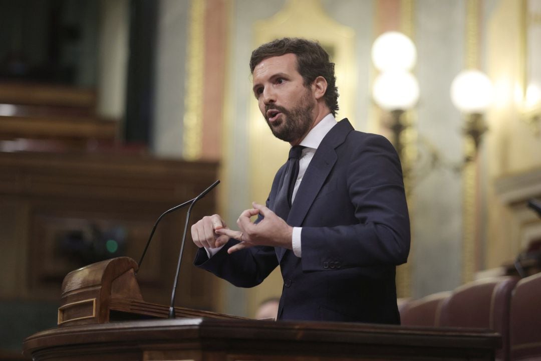 El líder del PP, Pablo Casado, interviene en una sesión de control al Gobierno en el Congreso de los Diputados, a 30 de junio de 2021, en Madrid, (España). Este pleno, que se produce pocas horas después del encuentro que el presidente del Gobierno ha mantenido con el presidente de la Generalitat de Cataluña, gira en torno a la respuesta del Ejecutivo central sobre su decisión de indultar a los condenados por el proceso independentista catalán. El presidente del Gobierno justifica su decisión tan sólo un día después de que el Tribunal de Cuentas haya ordenado a 40 ex altos cargos de la Generalitat de Cataluña abonar 5,4 millones de euros para depurar su responsabilidad contable por los presuntos fondos ilegales utilizados en la red exterior entre 2011 y 2017.