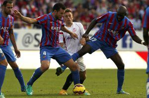 GRA223 SEVILLA, 09/11/2014. Deulofeu (c), del Sevilla, entre Navarro (i) y Sissoko (d), del Levante, durante el partido de Liga que estos dos equipos juegan hoy en el estadio Sánchez Pizjuán de la capital andaluza. EFE/Julio Muñoz