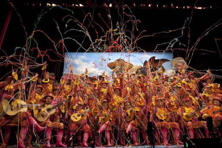 El coro &#039;Coroterapia&#039; durante la segunda sesión de semifinales del Concurso Oficial de Agrupaciones Carnavalescas (COAC) que se celebra en el Gran Teatro Falla en Cádiz 