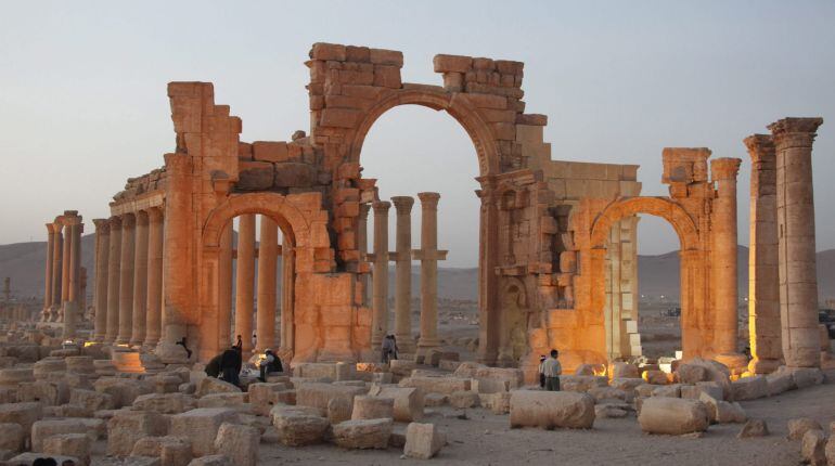 HK102 PALMYRA (SIRIA) 15/05/2015.- Fotografía de archivo tomada el 12 de noviembre de 2010 que muestra la antigua ciudad de Palmira en Siria. La antigua ciudad de Palmira, una de las joyas arqueológicas de Oriente Medio, está amenazada por el ataque del g