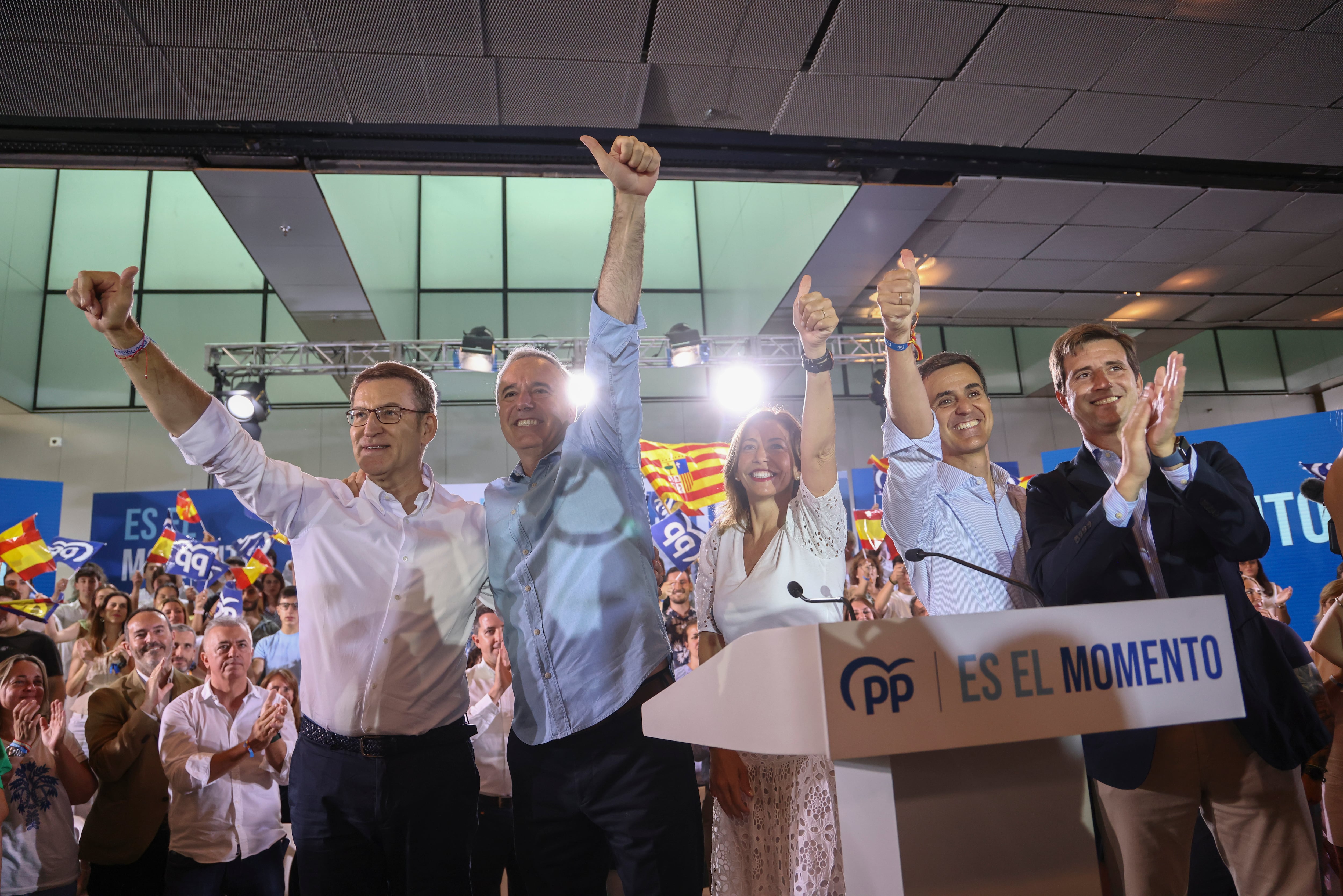 Alberto Núñez Feijóo (i), candidato popular a la presidencia del Gobierno, ha participado este domingo un mitin de su formación en el Palacio de Congresos de Zaragoza