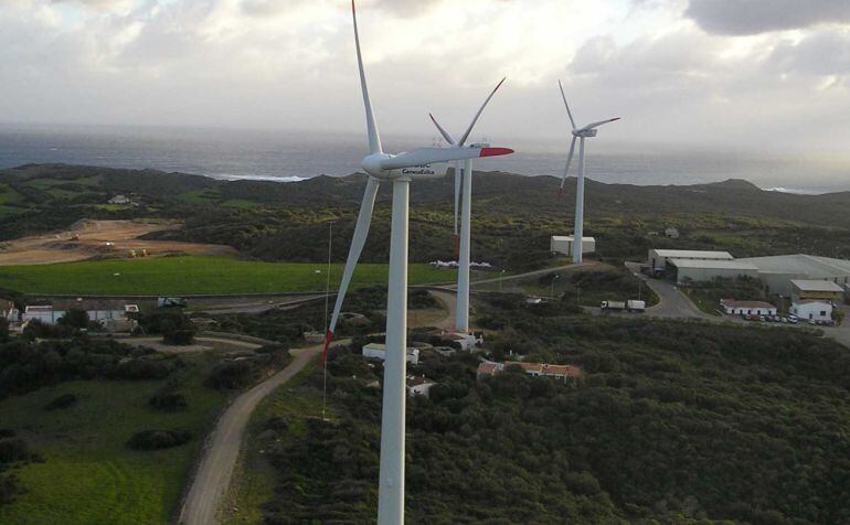 Los aerogeneradores son objeto de pequeñas reparaciones.