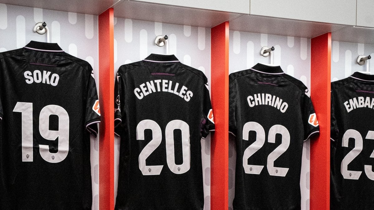 Las camisetas negras del Almería colocadas en el vestuario del Alfonso Murube.