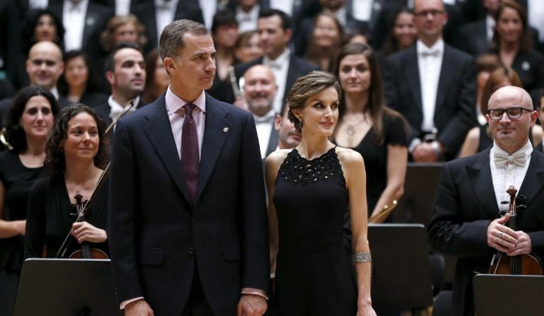 GRA575. OVIEDO, 22/10/2015.- Los Reyes Felipe y Letizia posan junto a la orquesta tras el tradicional Concierto de los Premios Princesa de Asturias, hoy en Oviedo, la víspera de la ceremonia de entrega de los galardones, que tendrá lugar mañana en el Teatro Campoamor. EFE/Chema Moya