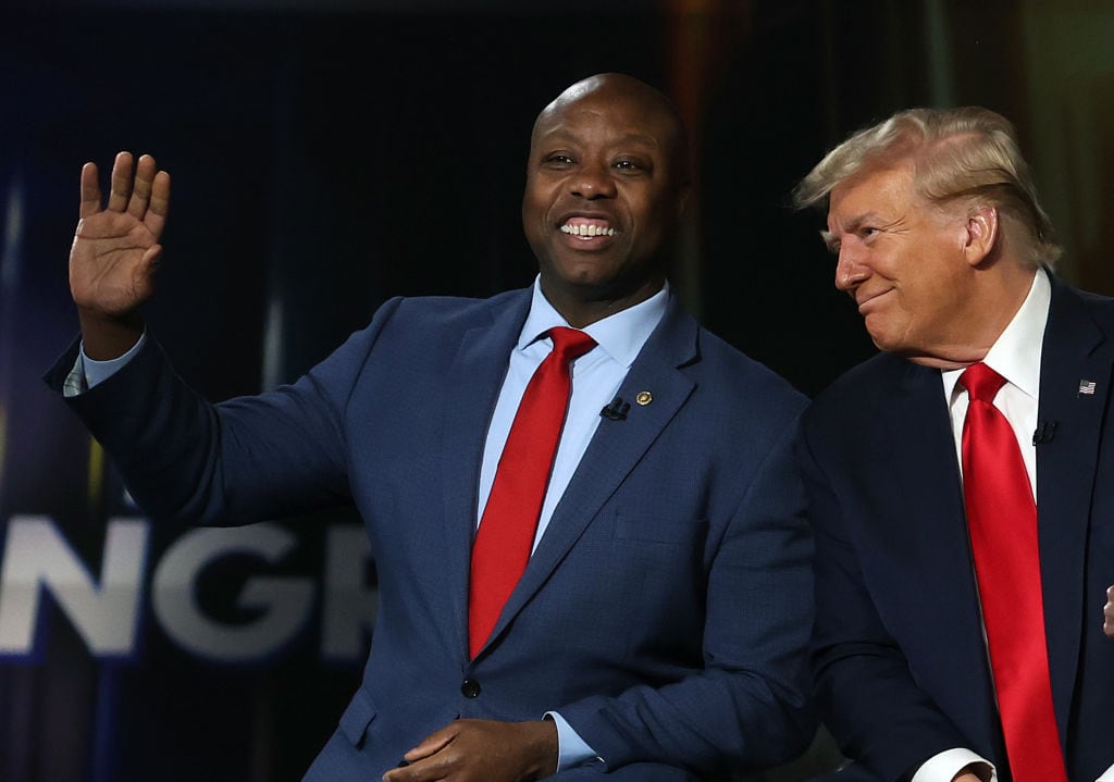 Tim Scott apoya a Trump en un acto del Partido Republicano.