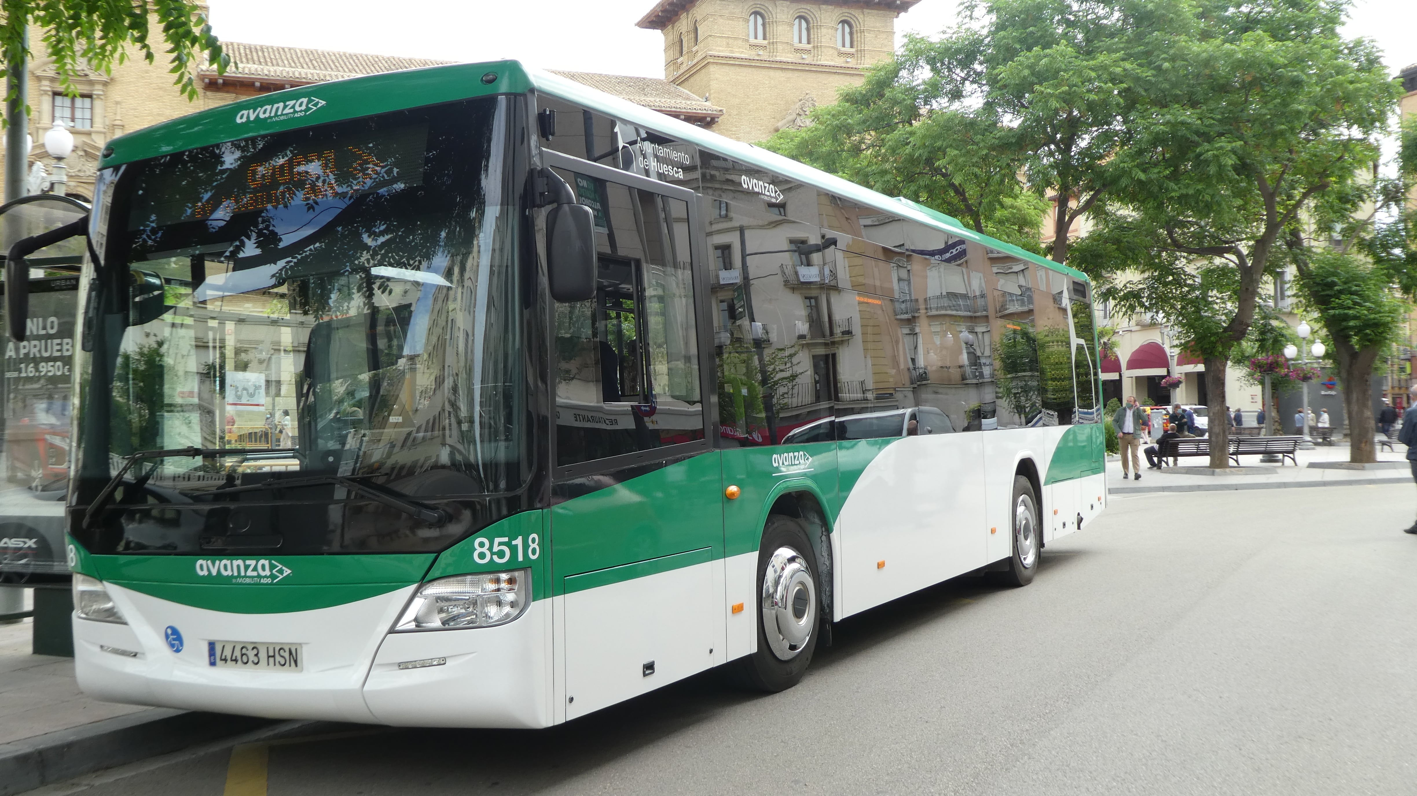 Imagen de un autobús urbano en plaza de Navarra de Huesca