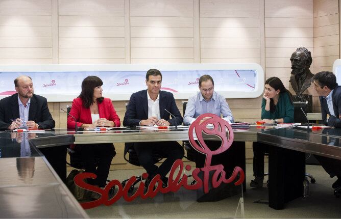 El secretario general del PSOE, Pedro Sánchez, junto a la presidenta del partido, Micaela Navarro, el secretario de Política Federal, Antonio Pradas, y el secretario de Organización y Acción Electoral, César Luena , al inicio  de la reunión de la Comisión