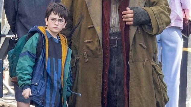 El actor Dominic McLaughlin y el doble de Nick Frost durante el rodaje de la nueva adaptación de &#039;Harry Potter&#039;