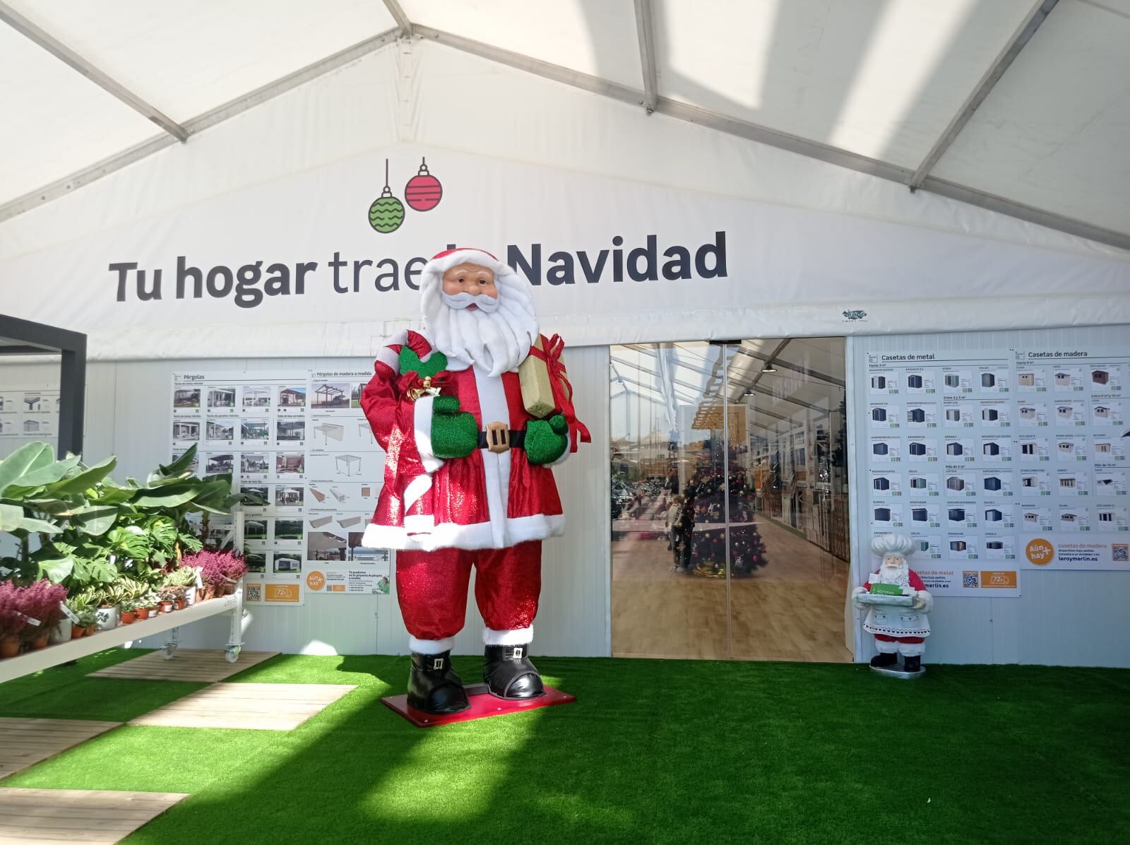 Espacio dedicado a la decoración navideña y mobiliario de terraza
