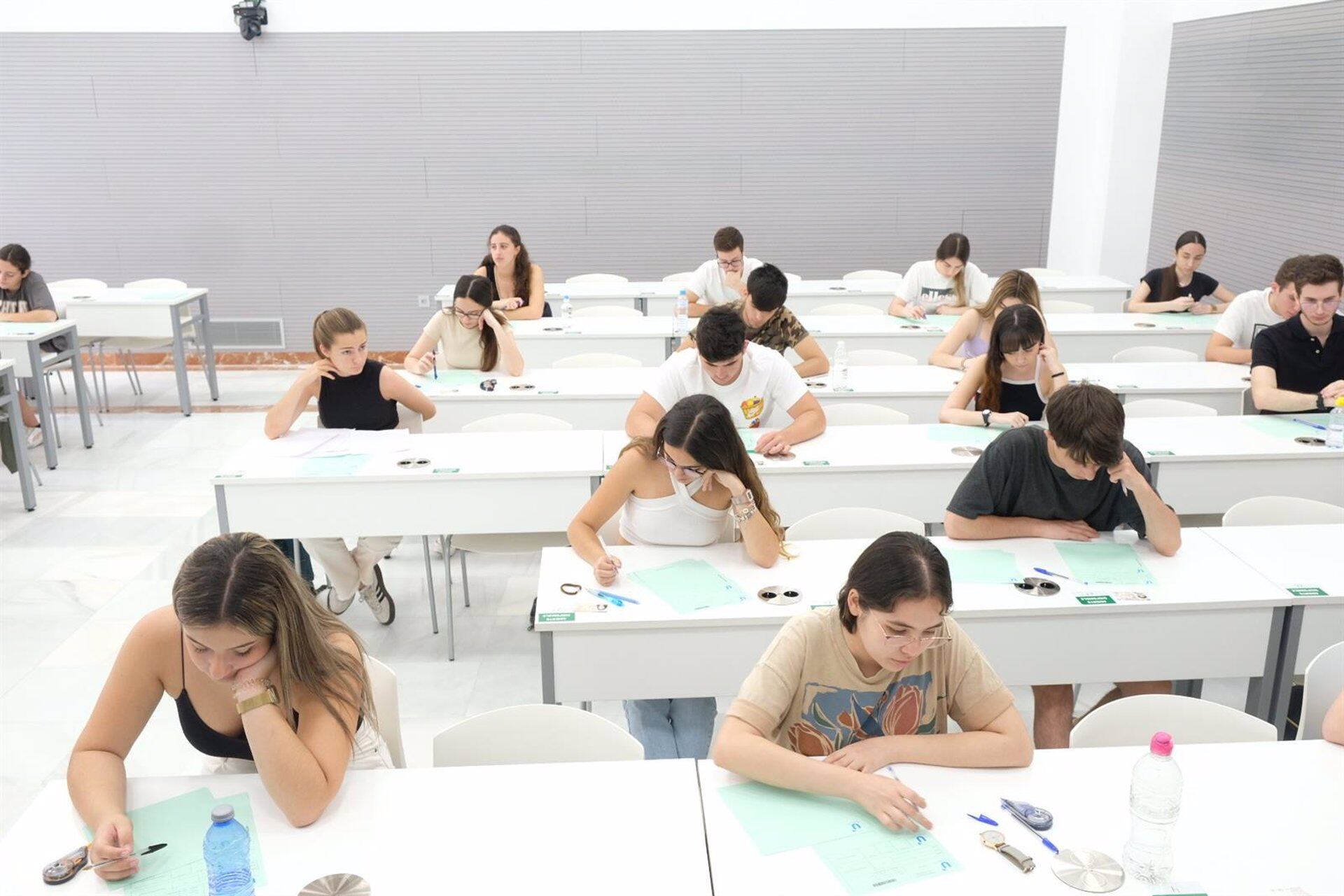 Alumnos realizan un examen de la PEvAU en una de las sedes de la Universidad de Sevilla/US