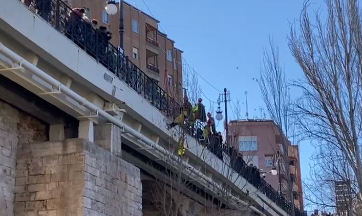 La espectacular ascensión sobre las aguas del río Duero que han protagonizado los pajes reales para recoger el buzón con las cartas para los Reyes Magos