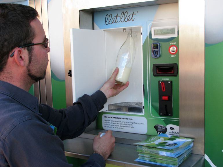 Aquesta és una màquina de vendre llet pasteuritzada. Les que s&#039;implantaran seran per vendre llet crua. 
