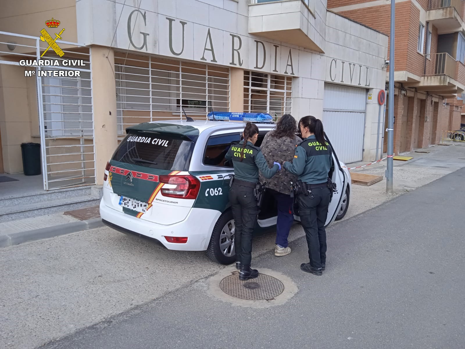 Traslado del poseedor de la cocaína al cuartel de Sigüenza/Foto G.Civil Gu