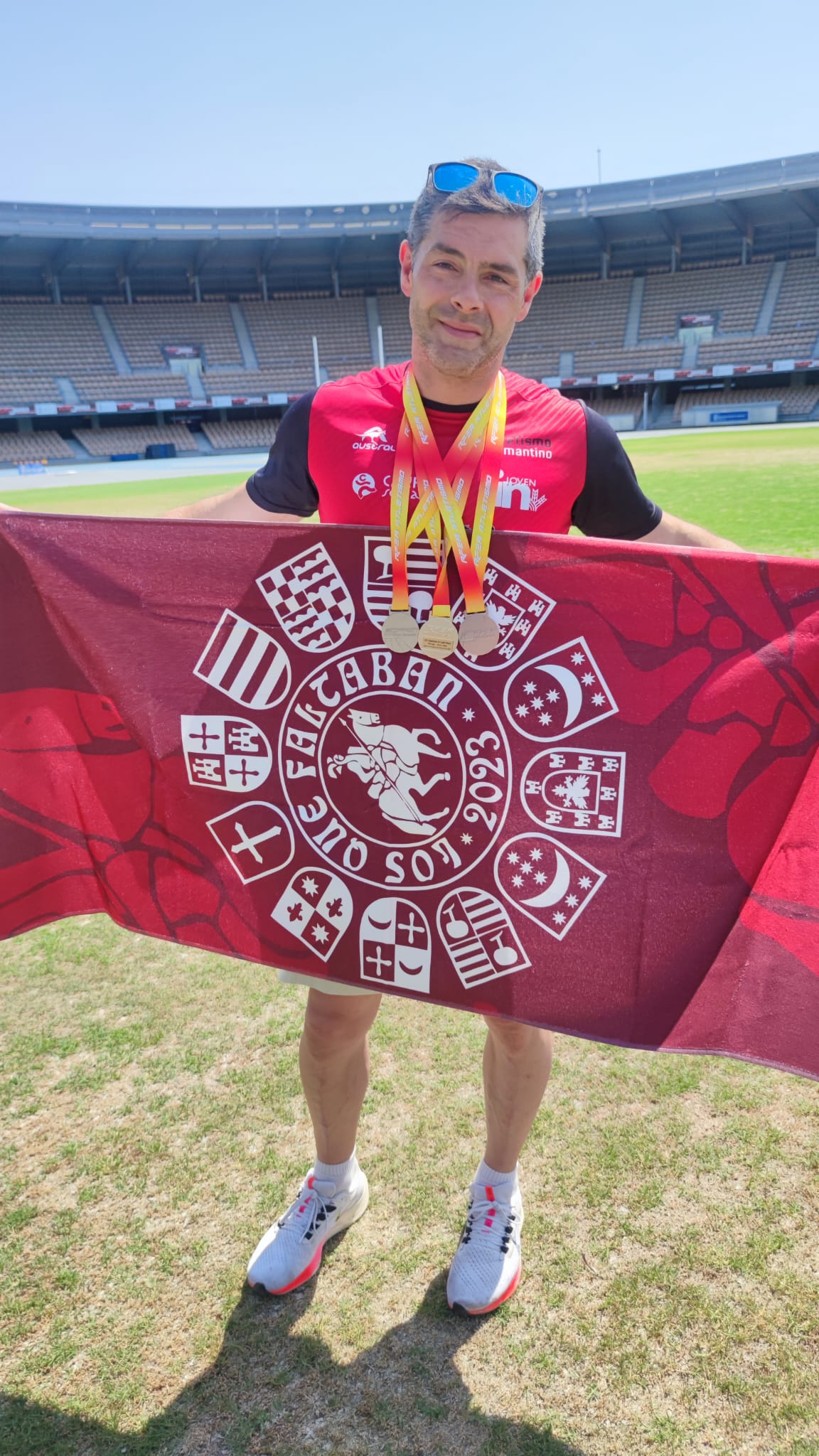 Óscar Acebes, con varias medallas tras un campeonato reciente.