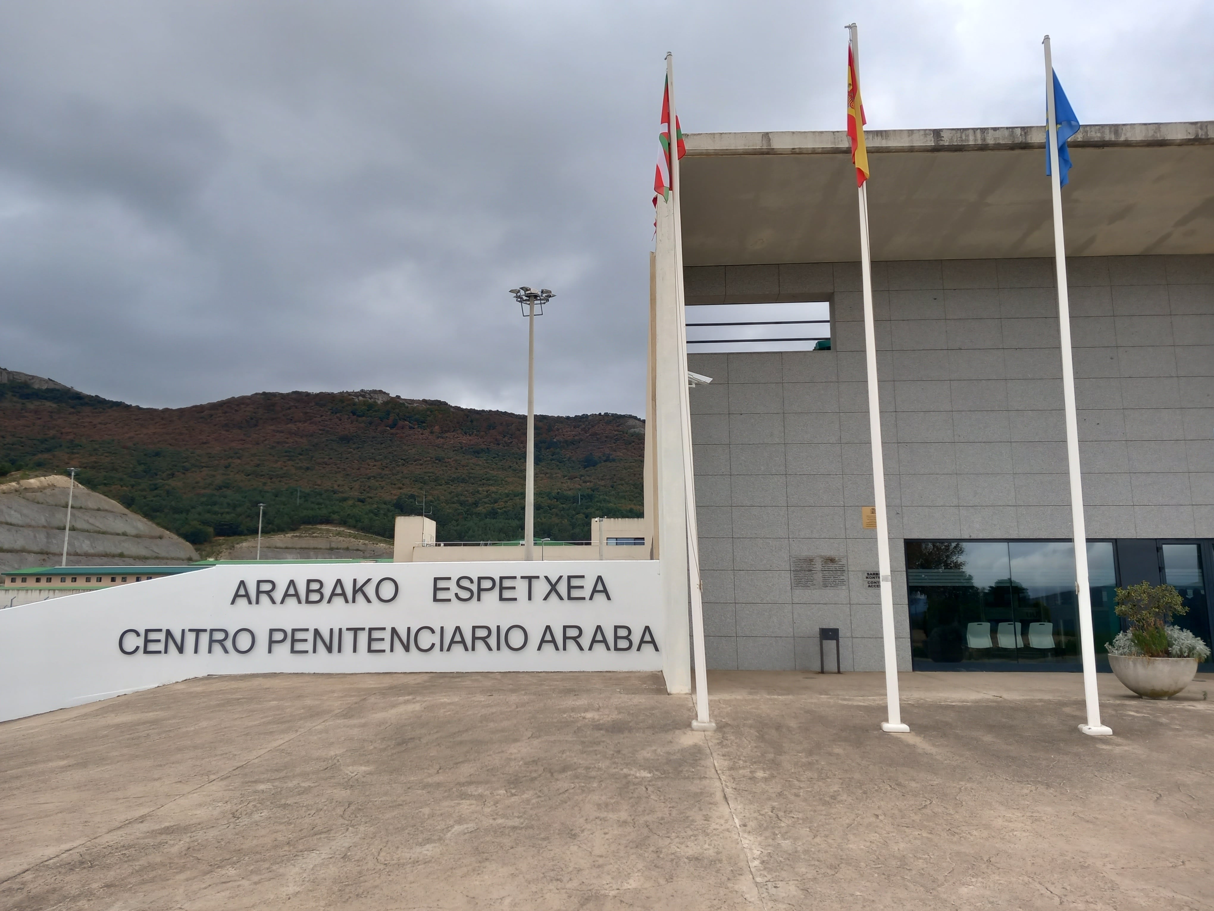 Acceso a la cárcel de Zaballa