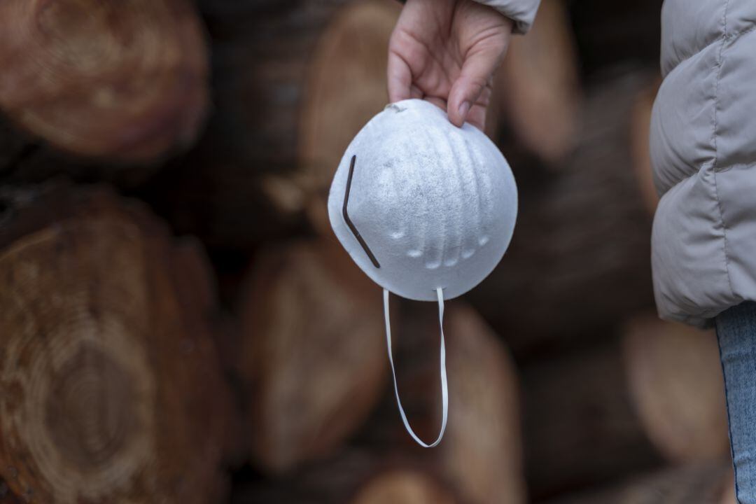 Un hombre porta una mascarilla.