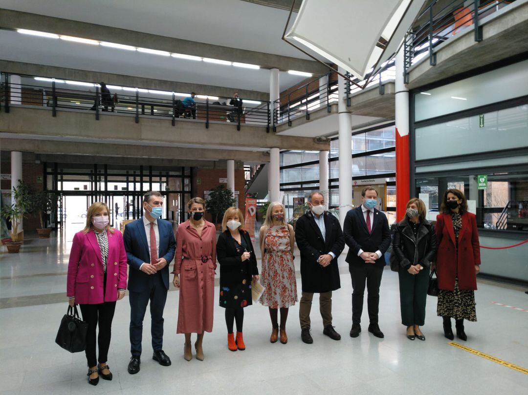 Visita de Yolanda Díaz, ministra de Trabajo y Economía Social, en el campus de Albacete de la UCLM, junto al nuevo rector, Julián Garde, y representantes políticos. 