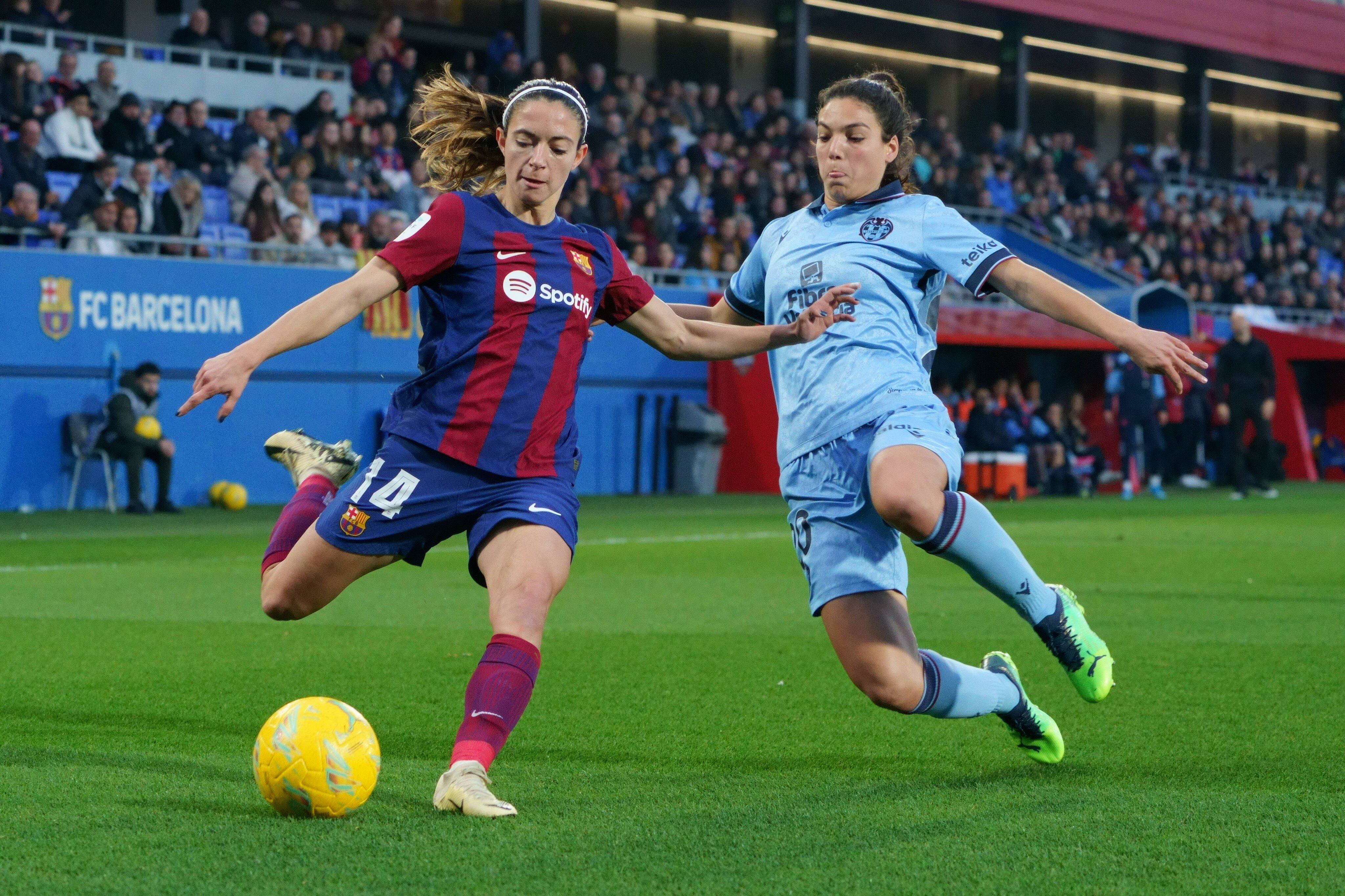 Aitana Bonmatí intenta centrar un balón durante el partido entre FC Barcelona y Levante