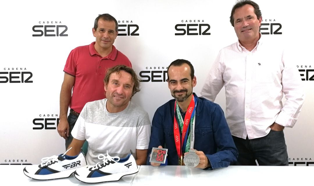 Franc Beneyto, con sus revolucionarias zapatillas, y Alberto Pro, con todas sus medallas, en Radio Alicante SER 